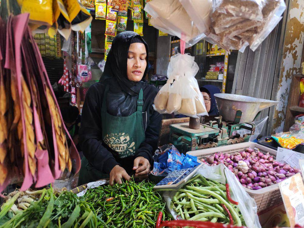 Ririn pedagang Cabai Hijau di Pasar Kangkung, Bandar Lampung. (IDN Times/Muhaimin)