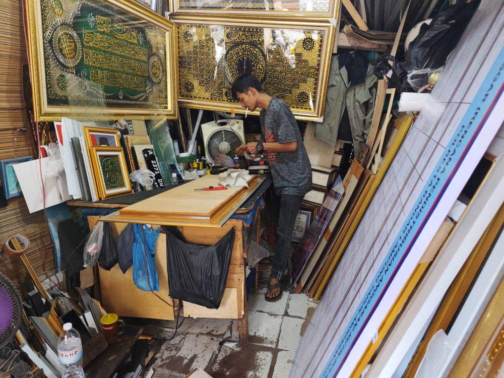 Pengerajin Figura di Bandar Lampung. (IDN Times/Muhaimin)