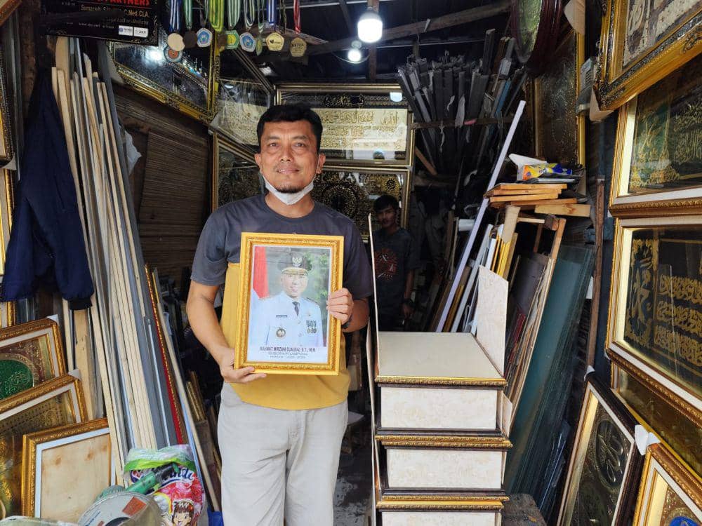 Pedagang Pigura Kepala Daerah Mulai Kebanjiran Pesanan
