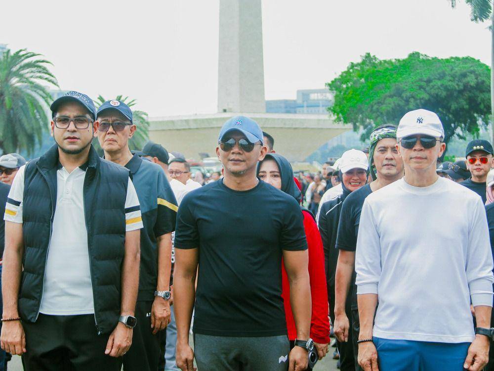 Wali Kota Bogor terpilih Dedie Rachim (kanan) dan wakilnya Jenal Mutaqin (tengah) saat baris-berbaris di Lapangan Monas, Jakarta, Selasa (18/2/2025). (Tim Dedie Rachim).