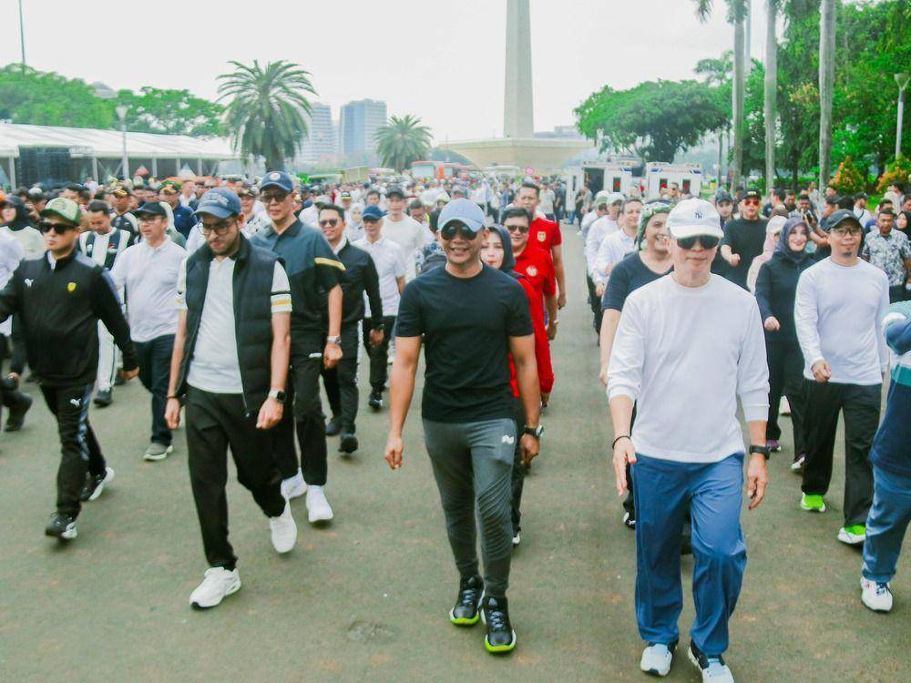 Wali Kota Bogor terpilih Dedie Rachim (kanan) dan wakilnya Jenal Mutaqin (tengah) saat baris-berbaris di Lapangan Monas, Jakarta, Selasa (18/2/2025). (Tim Dedie Rachim).