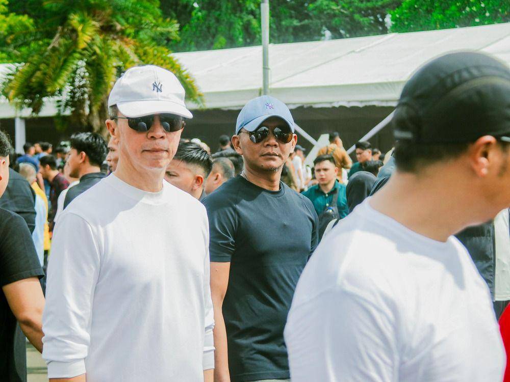 Wali Kota Bogor terpilih Dedie Rachim (kiri) dan wakilnya Jenal Mutaqin (kanan) saat baris-berbaris di Lapangan Monas, Jakarta, Selasa (18/2/2025). (Tim Dedie Rachim).