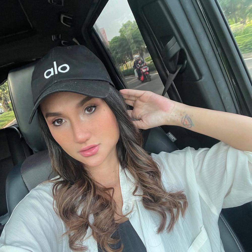 potret ide gaya rambut sebahu hingga panjang ala Tengku Dewi Putri (instagram.com/tengkudewiputri_tdp)