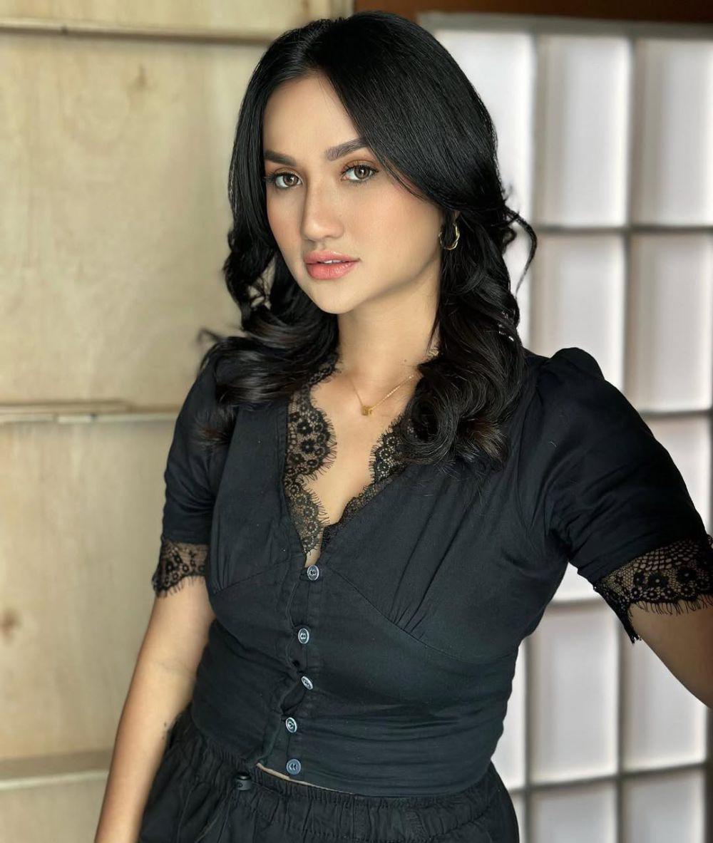 potret ide gaya rambut sebahu hingga panjang ala Tengku Dewi Putri (instagram.com/tengkudewiputri_tdp)