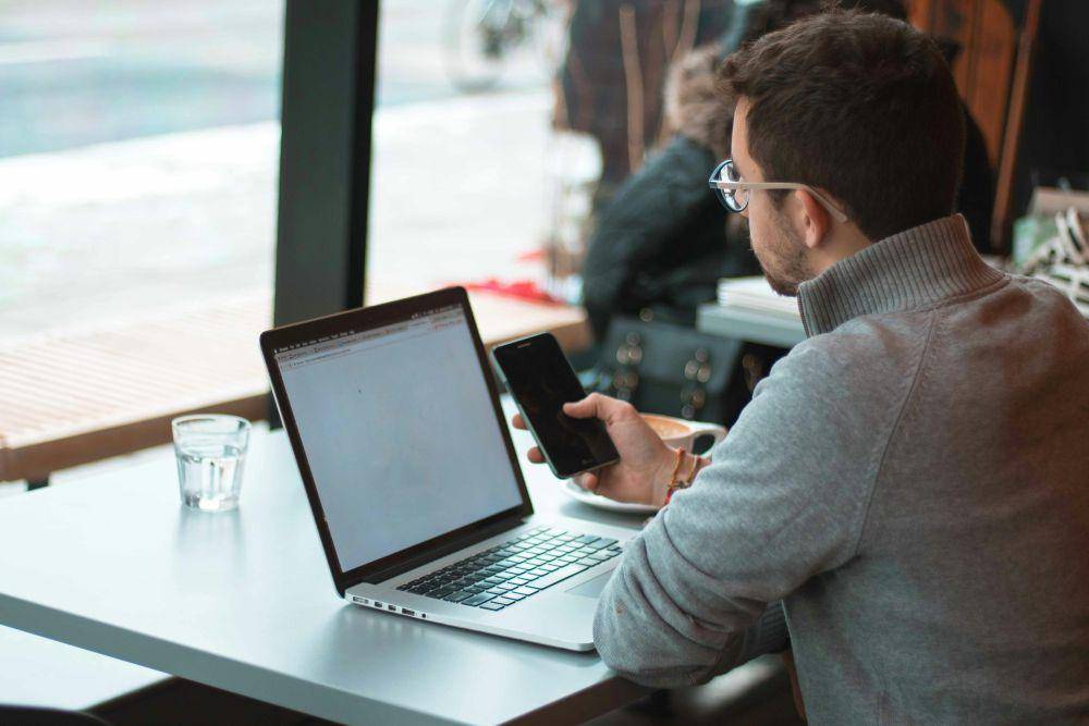 ilustrasi pria yang menjaga jarak di kantor (unsplash.com/Joseph Frank)