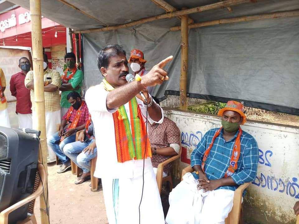 KA Suresh di protes Karuvanoor ( Sreejith3747, CC0, via Wikimedia Commons)