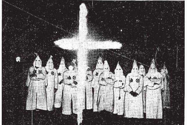 Upacara pembakaran salib Ku Klux Klan di London, Ontario, Kanada pada akhir tahun 1925. (The Toronto Star. Unknown author., Public domain, via Wikimedia Commons)