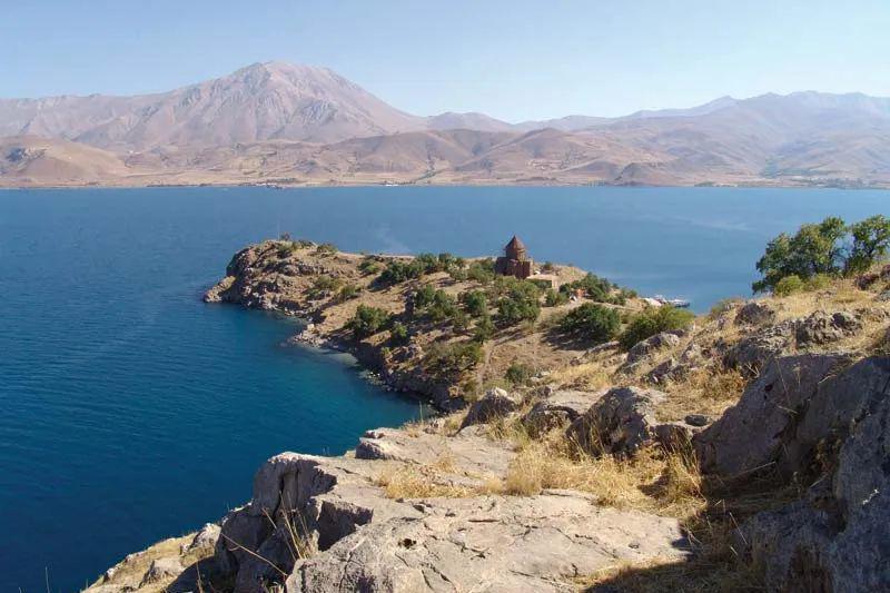 5 Fakta Unik Danau Van, Danau Terbesar di Turki