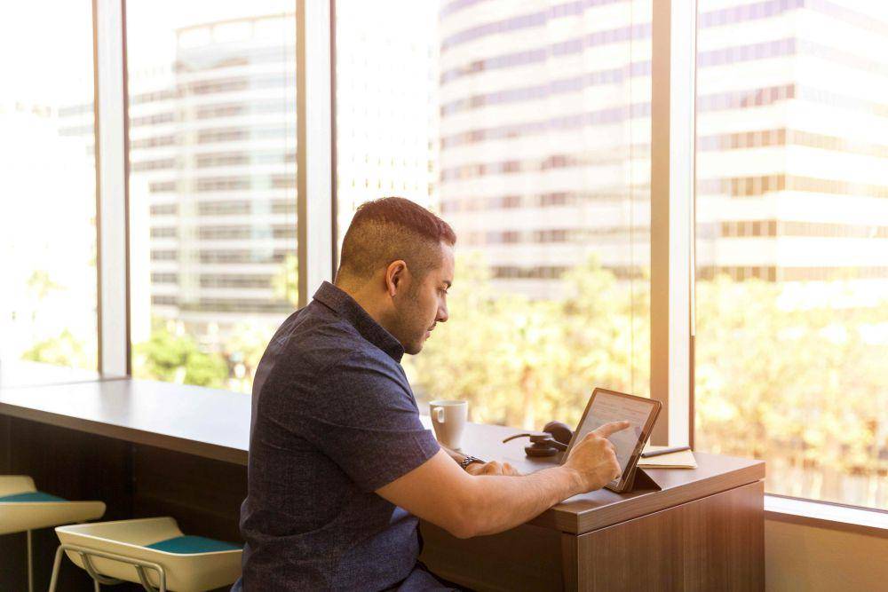 ilustrasi pria yang menjaga jarak di kantor (unsplash.com/LinkedIn Sales Solutions)