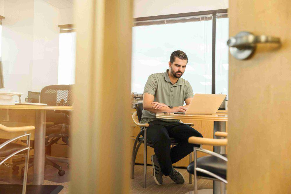ilustrasi pria yang menjaga jarak di kantor (unsplash.com/LinkedIn Sales Solutions)
