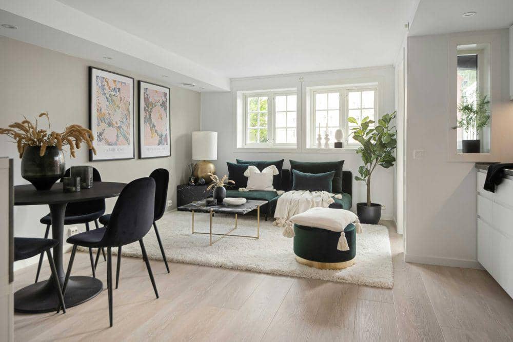 inspirasi peletakkan pouf bersama sofa di ruang tamu (unsplash.com/Lisa Anna)