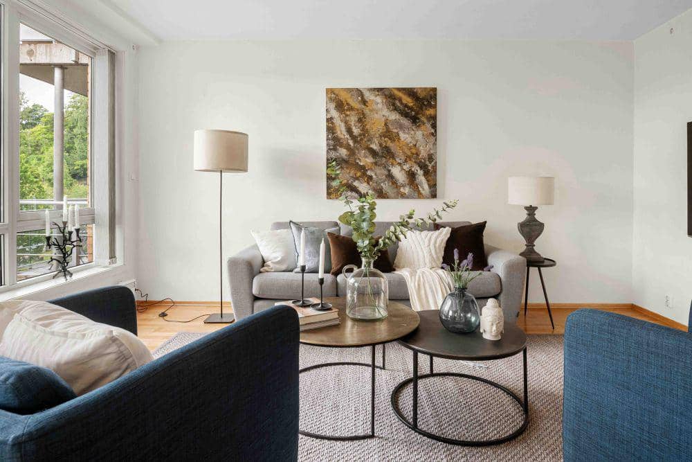 inspirasi menata lampu di area sofa ruang tamu (unsplash.com/Lisa Anna)