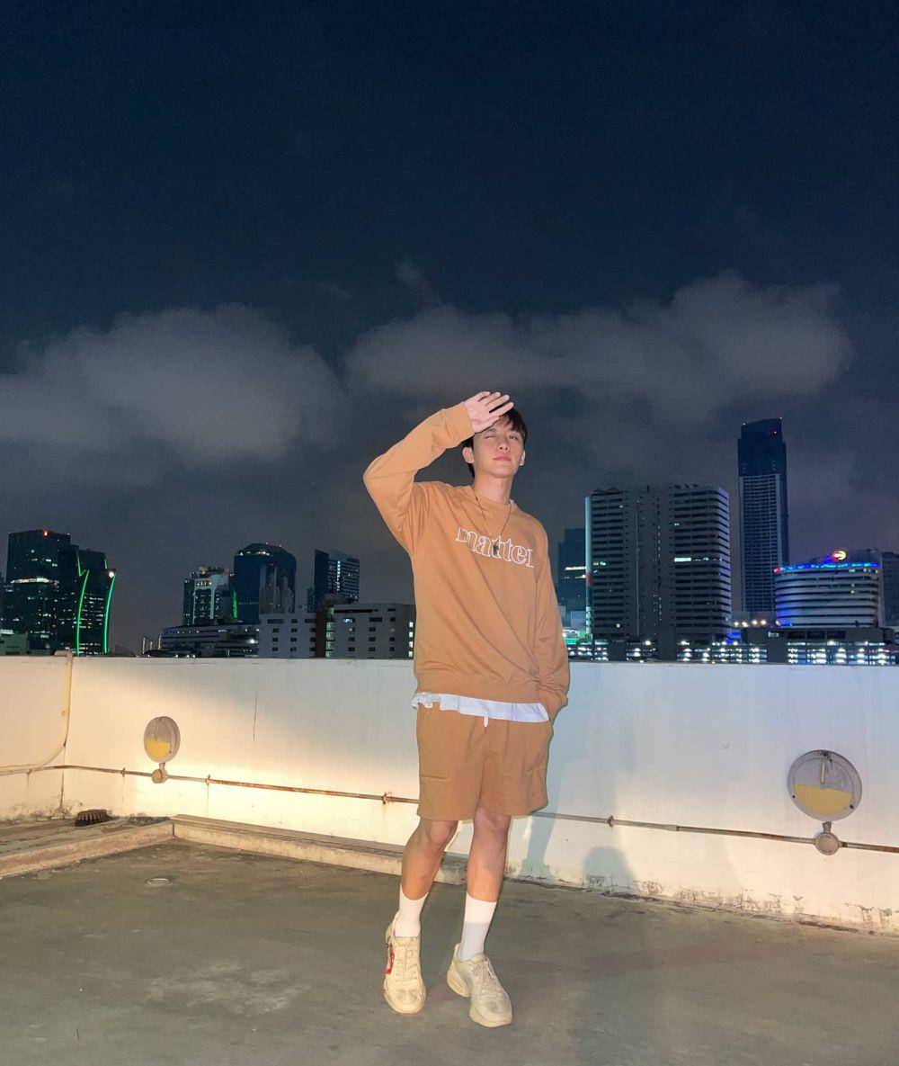 outfit athleisure ala Mark Siwat (instagram.com/marksiwat)