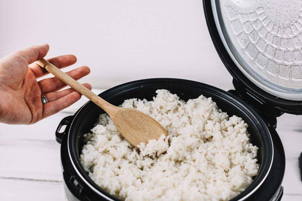 ilustrasi memasak nasi uduk (freepik.com/freepik)