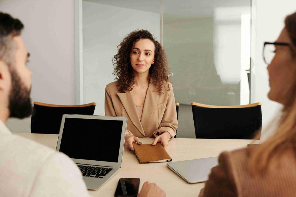 ilustrasi boomerang employee melakukan proses interview (pexels.com/Edmond Dantès)