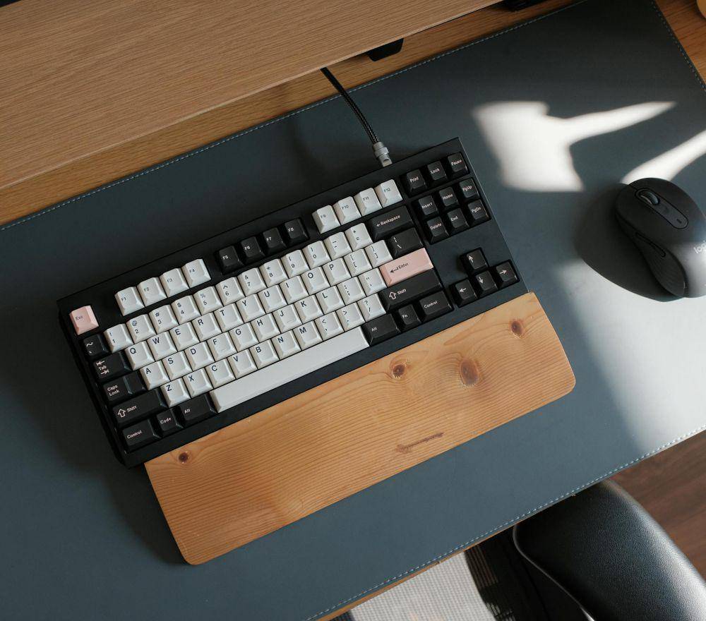 Ilustrasi keyboard dan mouse pada meja (pexels.com/Huy Phan)