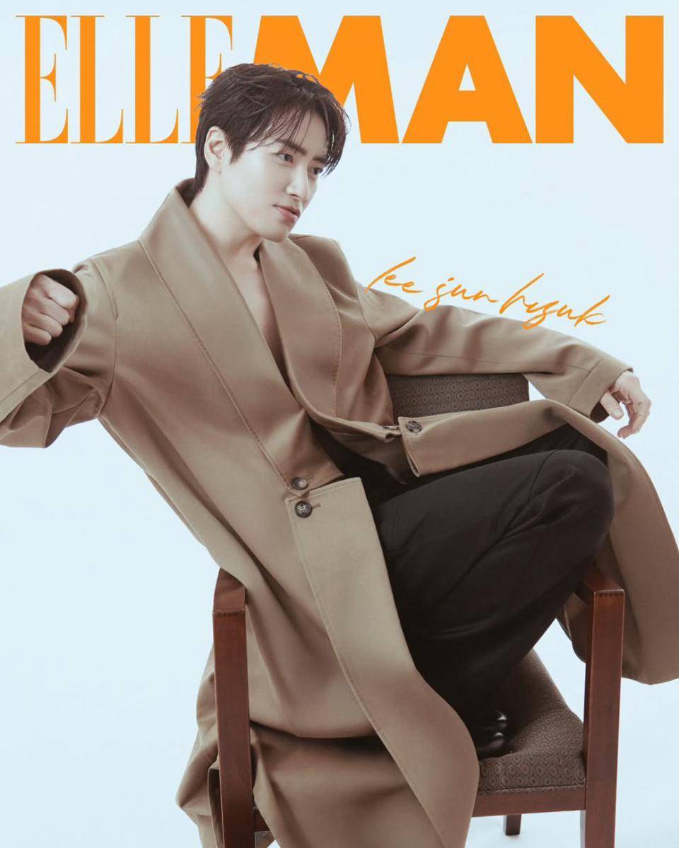 potret Lee Jun Hyuk dalam pemotretan bersama ELLE MAN Korea (instagram.com/ellekorea)
