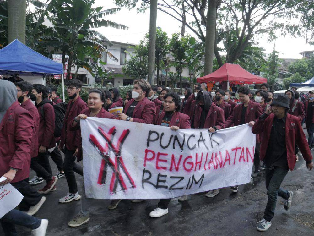 ilustrasi mahasiswa sedang melakukan demonstrasi (unsplash.com/Rafli Firmansyah)