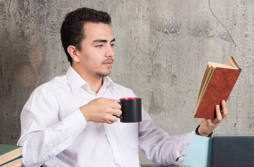 ilustrasi membaca buku inspiratif (freepik.com/azerbaijan_stockers)