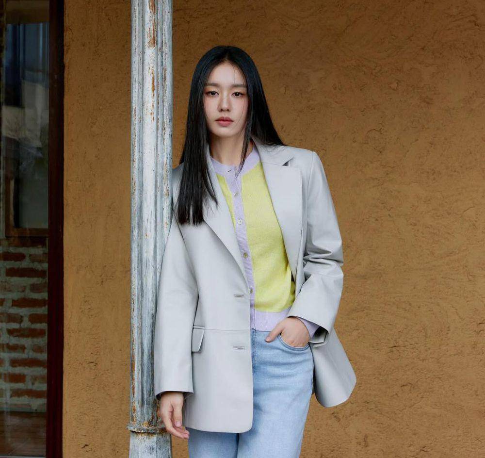 Ahn Eun Jin (instagram.com/eunjin___a)