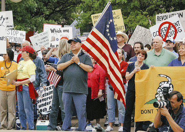 Aksi protes Tea Party di Dallas, Texas - April 2009 (Matthew T Rader, CC BY-SA 4.0, via Wikimedia Commons)