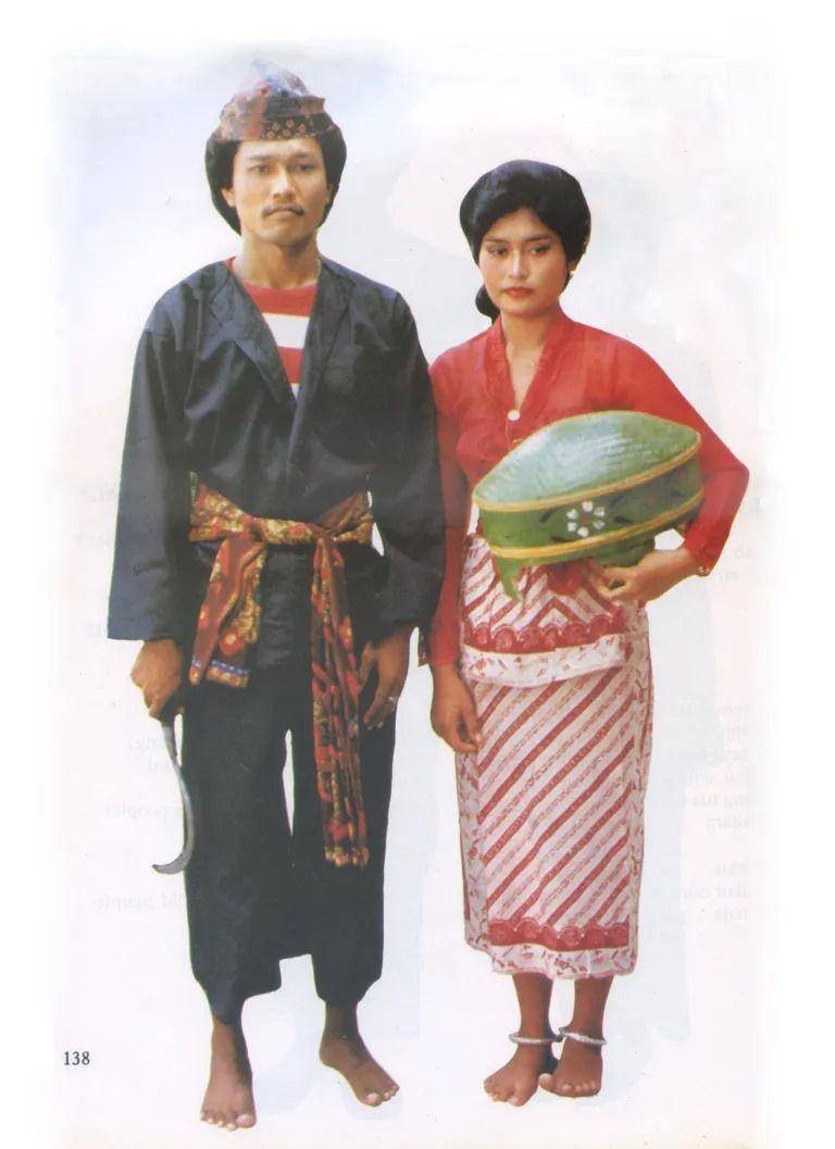 Ilustrasi baju pesa'an dipakai tahun 1983 (Disperpusip Jatim)