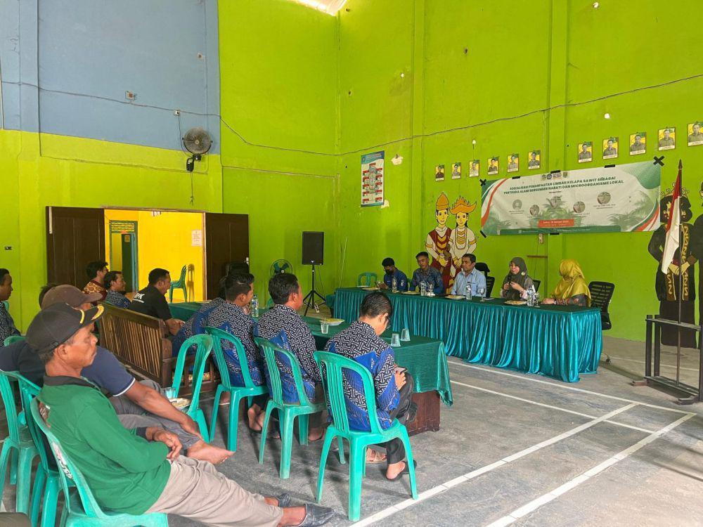 Mahasiswa KKN Unila Olah Limbah Sawit jadi Pupuk Pestisida Alami