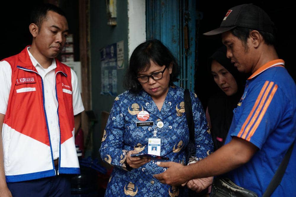 Area Manager Communication, Relation, & Corporate Social Responsibility (CSR) Jawa Bagian Tengah Pertamina Patra Niaga, Taufiq Kurniawan (kiri) saat pengecekan data tabung di Grobogan. (Dok. Pertamina)