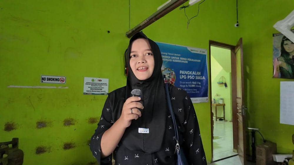 Warga Grobogan, Indah saat akan membeli LPG 3 Kg atau gas melon. (Dok. Pertamina)