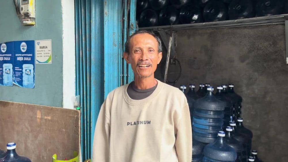 Warga Grobogan, Heri Setianto saat akan membeli LPG 3 Kg atau gas melon. (Dok. Pertamina)