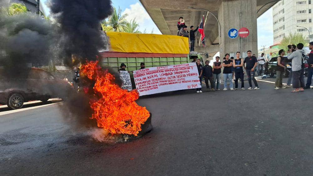 Massa Gerakan Aktivis Mahasiswa (GAM) berunjuk rasa di Jalan AP Pettarani, Kota Makassar, Rabu (19/2/2025) siang. (IDN Times/Darsil Yahya)