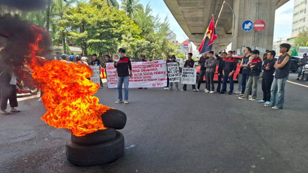 GAM Aksi "Indonesia Gelap' di Makassar, Tolak Efisiensi Anggaran
