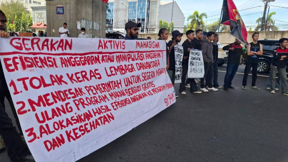 Massa Gerakan Aktivis Mahasiswa (GAM) berunjuk rasa di Jalan AP Pettarani, Kota Makassar, Rabu (19/2/2025) siang. (IDN Times/Darsil Yahya)