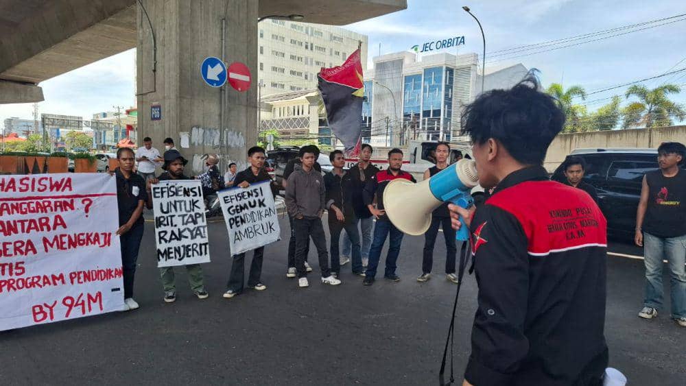 Massa Gerakan Aktivis Mahasiswa (GAM) berunjuk rasa di Jalan AP Pettarani, Kota Makassar, Rabu (19/2/2025) siang. (IDN Times/Darsil Yahya)