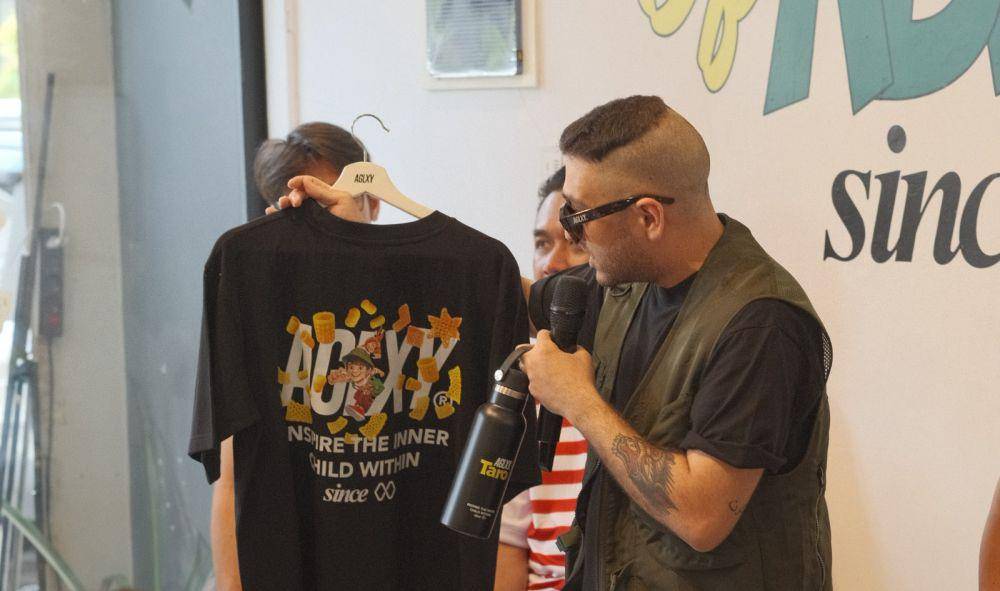 Potret merhandise dalam press conference peluncuran Taro x Ageless Galaxy, Jakarta (Dok. IDN Times)