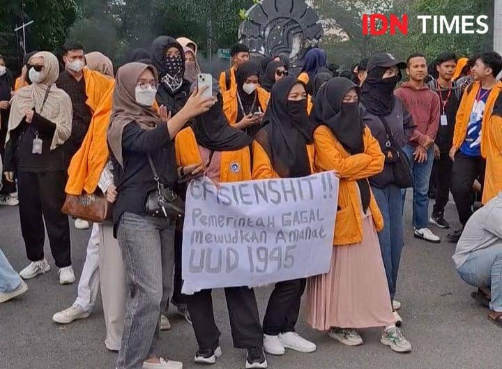 Ratusan mahasiswa UNM Makassar menggelar unjuk rasa menolak efisiensi anggaran pendidikan, Rabu (19/2/2025). IDN Times/Darsil Yahya