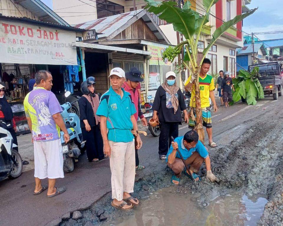 Ruas jalan di Desa Batu Kajang, Kecamatan Batu Sopang, Kabupaten Paser, rusak akibat aktifitas hauling. Warga protes dengan cara menanam pohon pisang pada Senin (16/2/2025) kemarin. (Dok.istimewa)