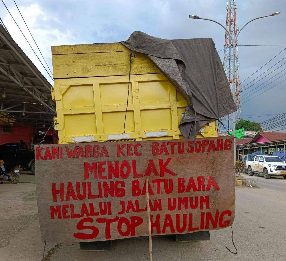 Truk yang diamankan warga. (Dok. Istimewa)