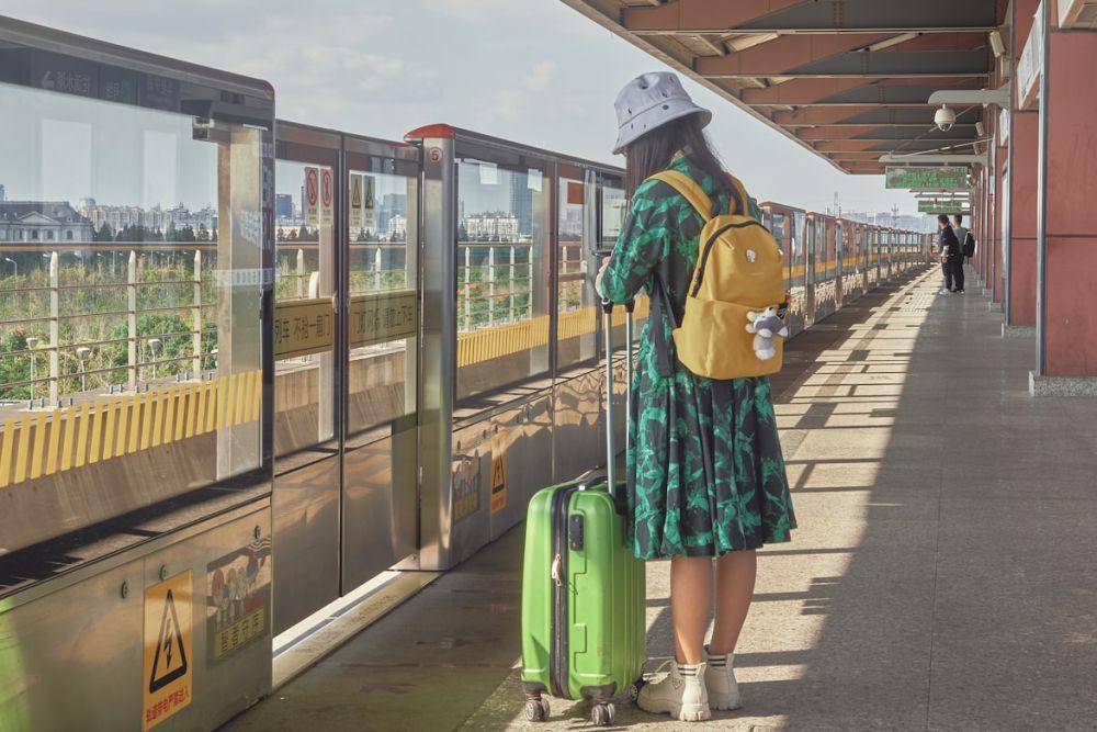 ilustrasi koper untuk naik kereta api (unsplash.com/Riku Lu)