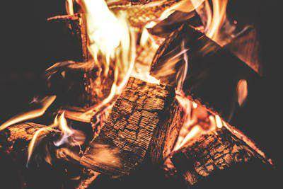 Kayu yang dibakar bisa menjadi salah satu energi biomassa (pexels.com/lum3n-44775)