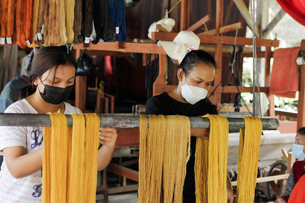young Ulos weavers from North Tapanuli, Toba experimenting natural dye during a UNESCO workshop (UNESCO/Sampur Ariyanto)