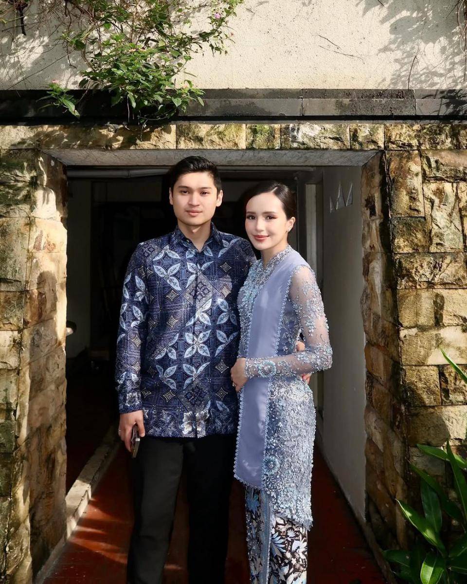 Beby Tsabina di pelantikan ayah mertua (Instagram.com/bebytsabina)