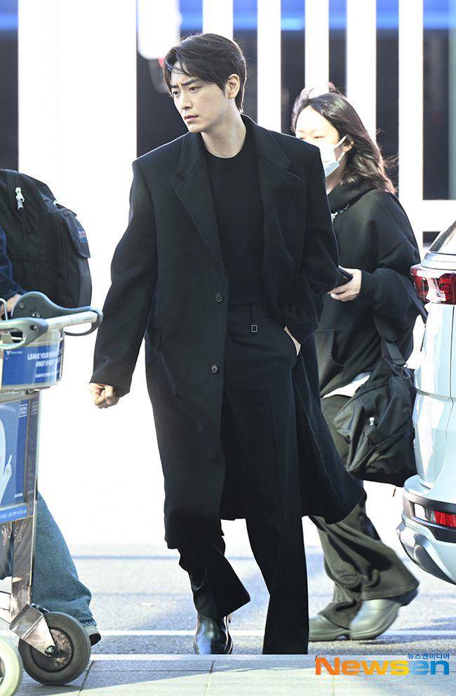 potret Lee Jun Hyuk disambut ramai fans di bandara (dok. Newsen)