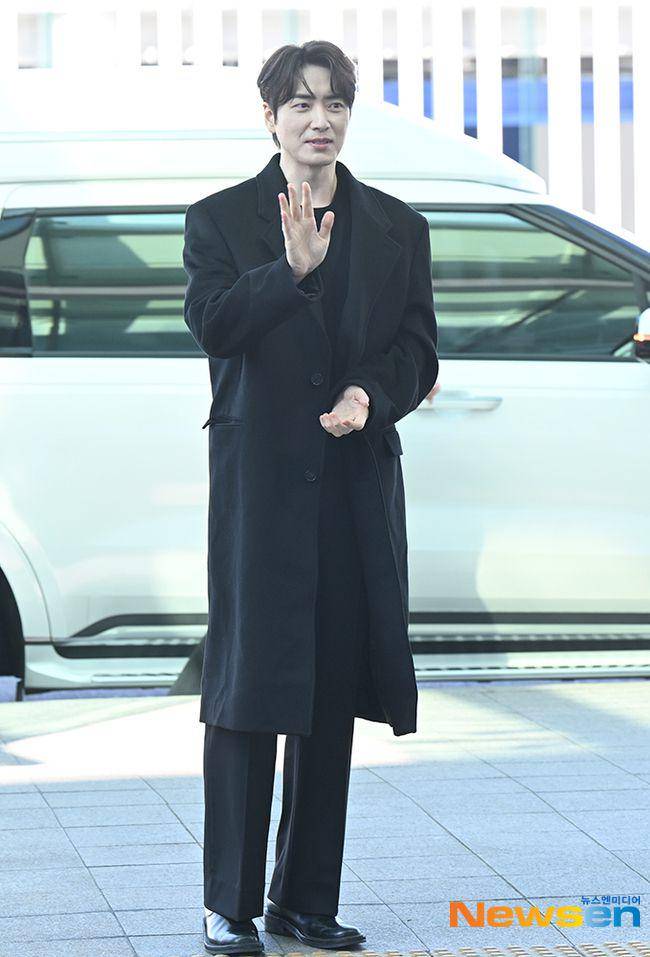 potret Lee Jun Hyuk disambut ramai fans di bandara (dok. Newsen)