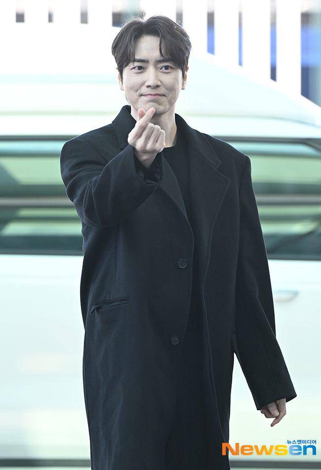 potret Lee Jun Hyuk disambut ramai fans di bandara (dok. Newsen)