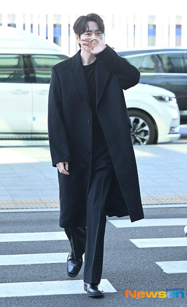 potret Lee Jun Hyuk disambut ramai fans di bandara (dok. Newsen)