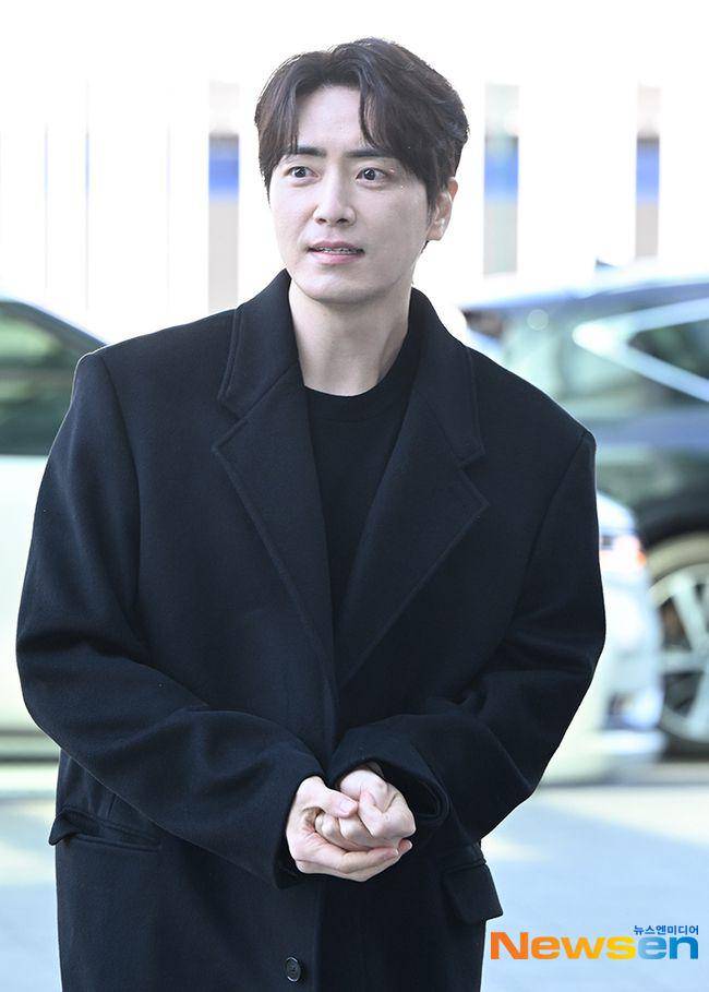 potret Lee Jun Hyuk disambut ramai fans di bandara (dok. Newsen)