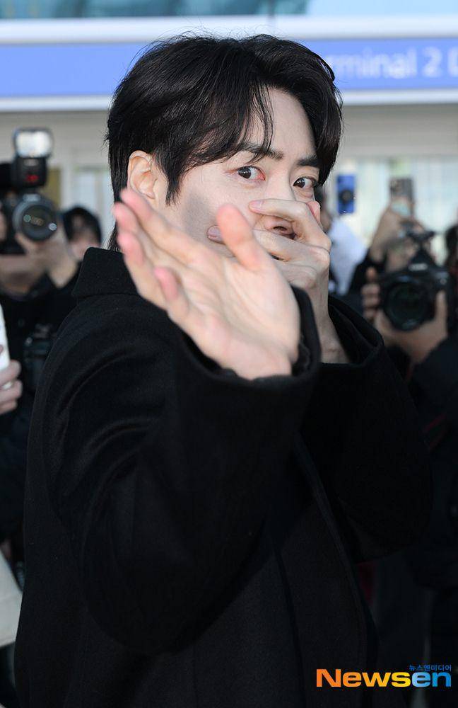 potret Lee Jun Hyuk disambut ramai fans di bandara (dok. Newsen)