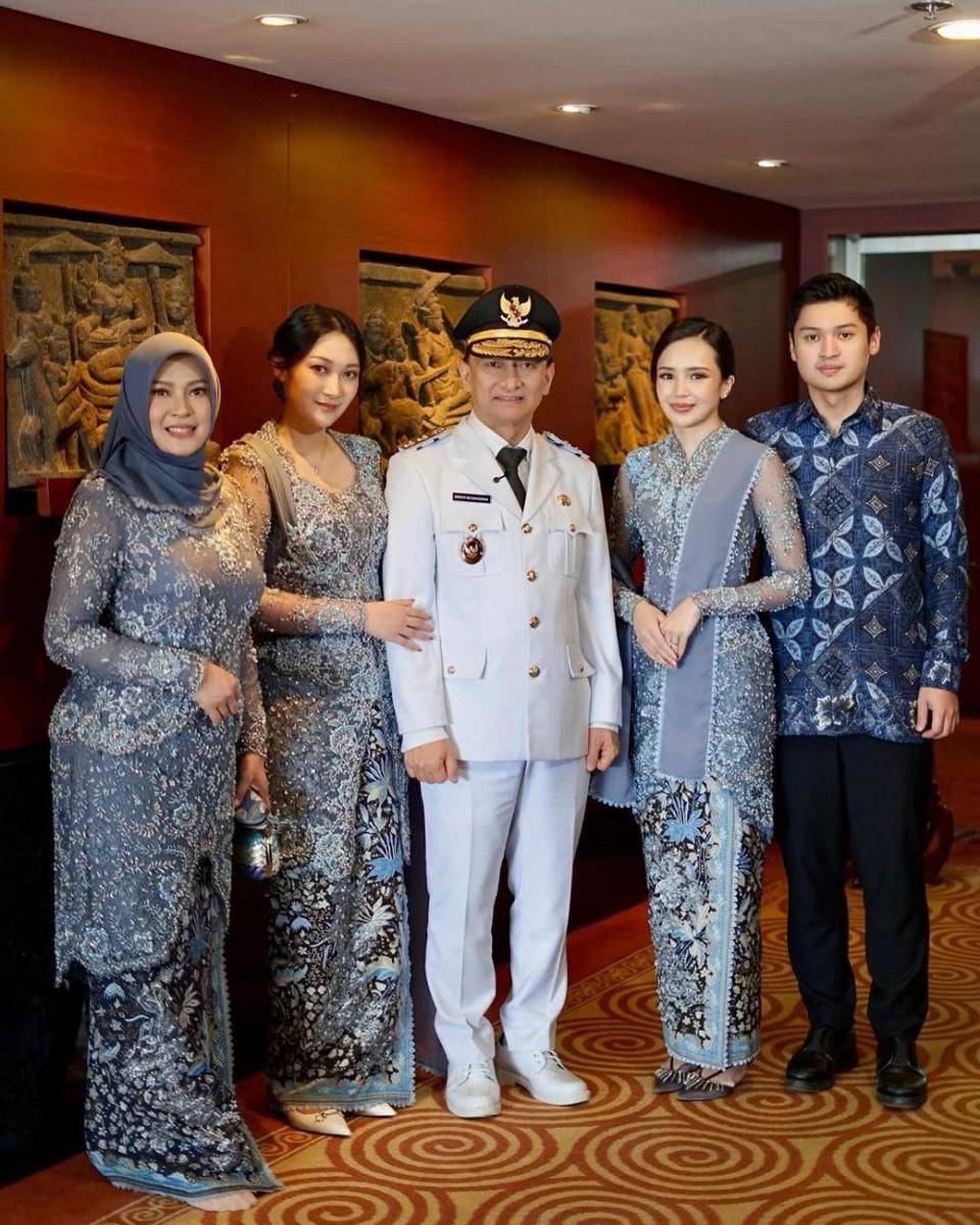 Beby Tsabina di pelantikan ayah mertua (Instagram.com/bebytsabina)