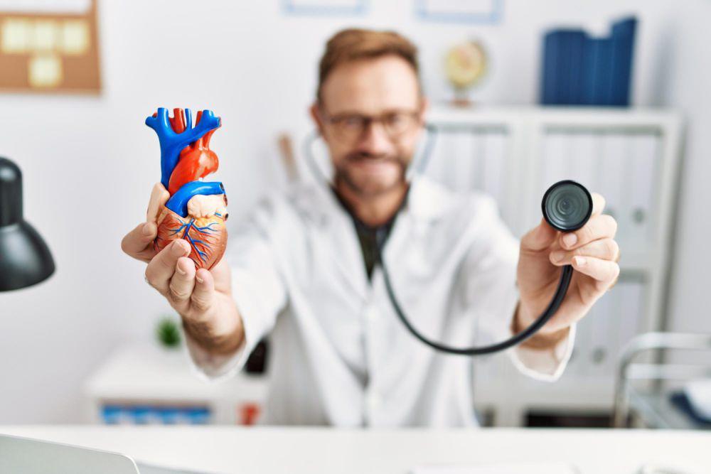 Ilustrasi dokter memegang replika jantung (freepik.com/krakenimages.com)